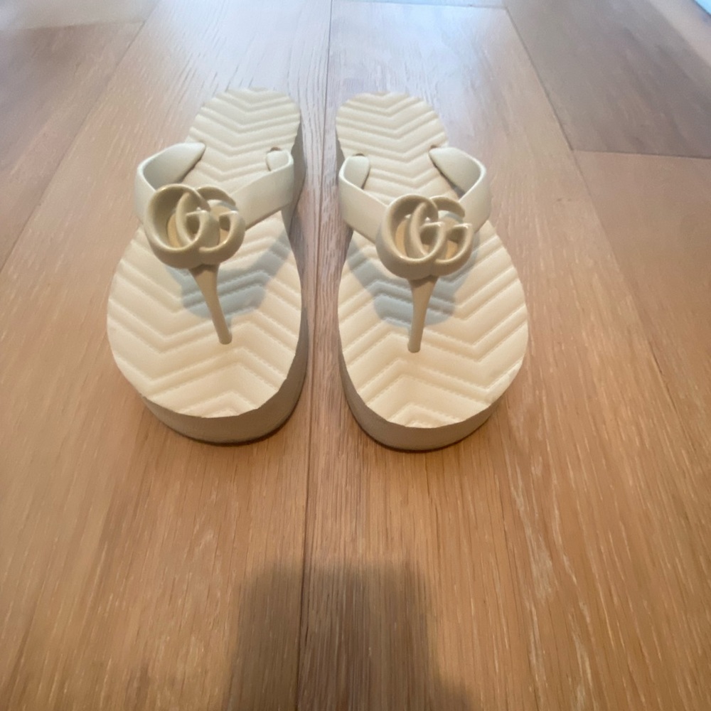 GUCCI Chevron flip flops